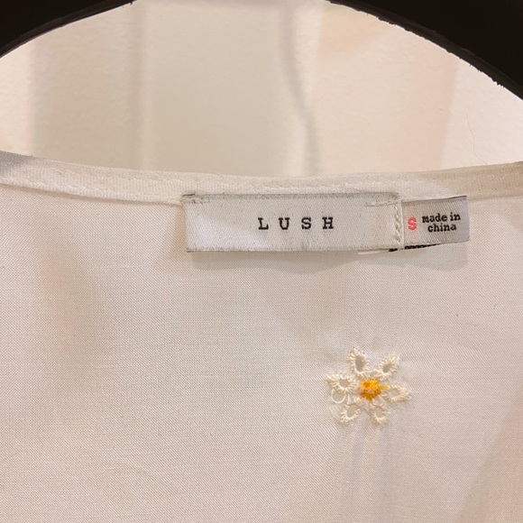 Size small white top with flowers - Picture 3 of 3